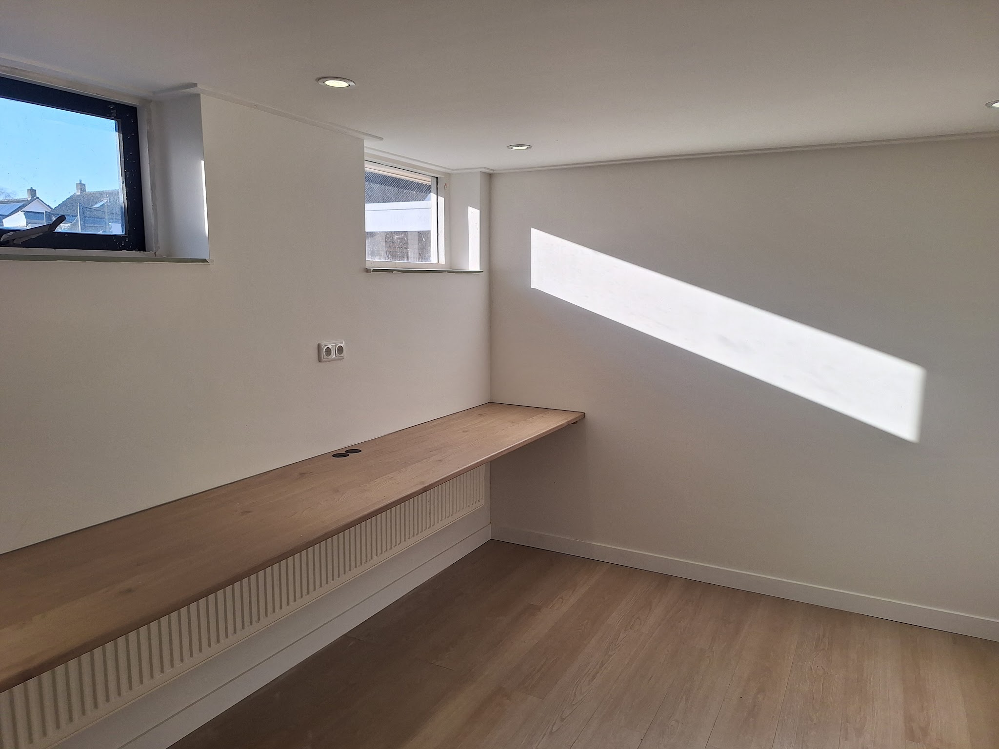 Afgewerkte kamer met een eiken blad over de radiator