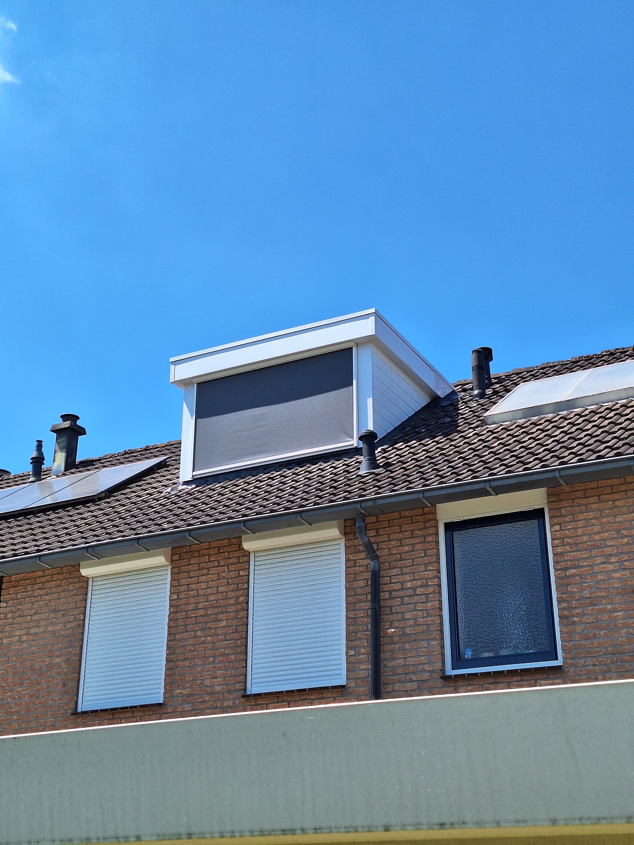 Dakkapel op een pannendak van een rijtjeswoning